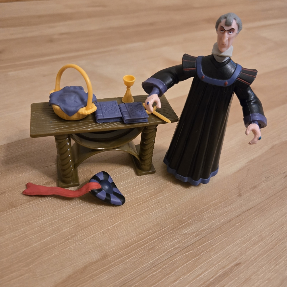Disney Hunchback of Notre Dame Frollo action figure set